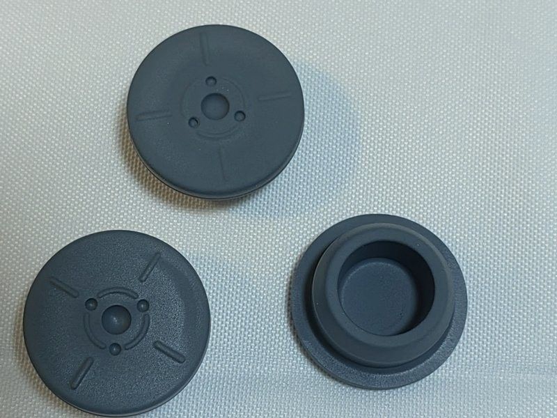 GMP-conformiteit 13mm 20mm 23mm 28mm 32mm Steriele ronde medische butylrubberstop voor glazen infusiefles